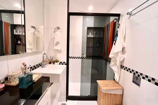 Banheiro da Suíte de apartamento à venda com 3 quartos, 130m² em Leblon, Rio de Janeiro