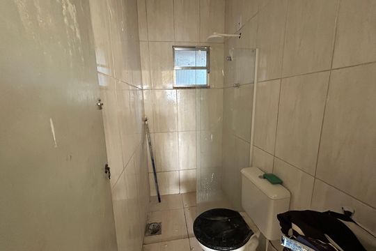 Banheiro de kitnet/studio para alugar com 1 quarto, 35m² em Honório Gurgel, Rio de Janeiro