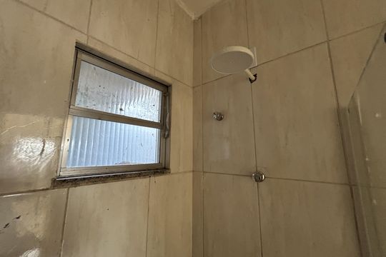 Banheiro de kitnet/studio para alugar com 1 quarto, 35m² em Honório Gurgel, Rio de Janeiro
