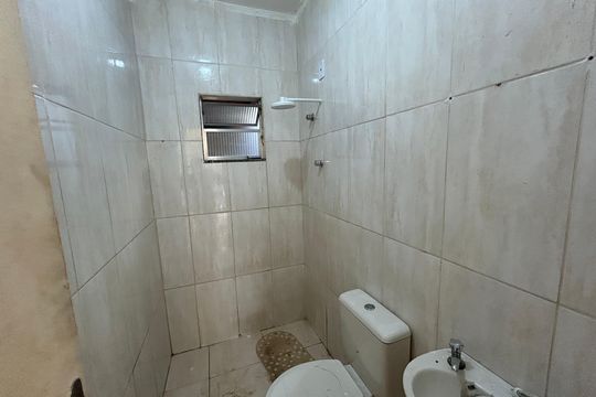 Banheiro de kitnet/studio para alugar com 1 quarto, 35m² em Honório Gurgel, Rio de Janeiro