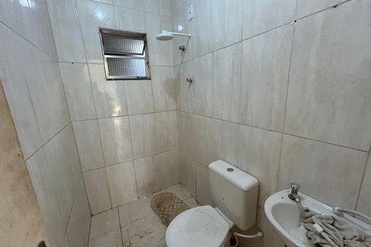 Banheiro de kitnet/studio para alugar com 1 quarto, 35m² em Honório Gurgel, Rio de Janeiro