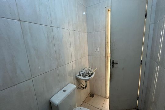 Banheiro de kitnet/studio para alugar com 1 quarto, 35m² em Honório Gurgel, Rio de Janeiro