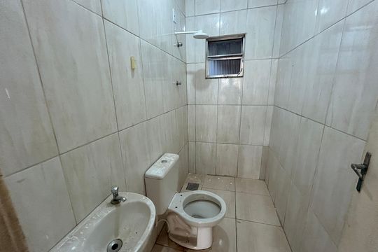 Banheiro de kitnet/studio para alugar com 1 quarto, 35m² em Honório Gurgel, Rio de Janeiro