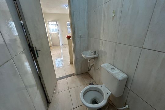 Banheiro de kitnet/studio para alugar com 1 quarto, 35m² em Honório Gurgel, Rio de Janeiro