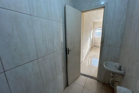 Banheiro de kitnet/studio para alugar com 1 quarto, 35m² em Honório Gurgel, Rio de Janeiro