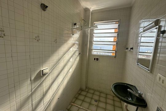 Banheiro de apartamento para alugar com 1 quarto, 23m² em Centro, São Vicente