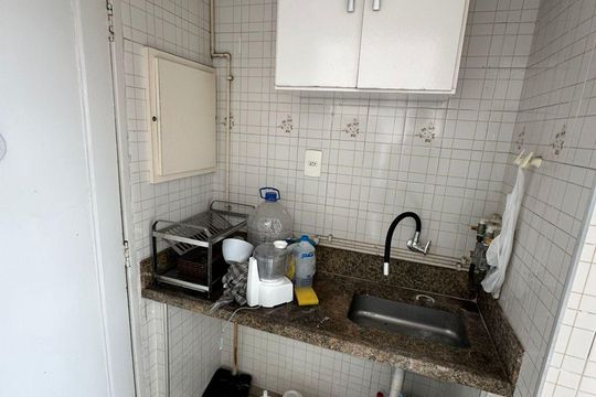 Cozinha de apartamento para alugar com 1 quarto, 23m² em Centro, São Vicente