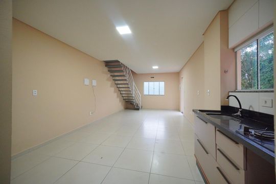 Sala de casa para alugar com 2 quartos, 90m² em Campeche Central, Florianópolis