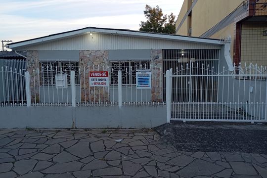 Fachada de casa à venda com 4 quartos, 208m² em Harmonia, Canoas