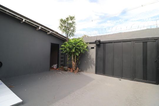 Fachada de casa para alugar com 3 quartos, 150m² em Presidente Roosevelt, Uberlândia