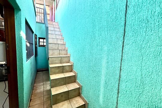 Escada  de casa à venda com 3 quartos, 149m² em Jardim Soraia, São Paulo