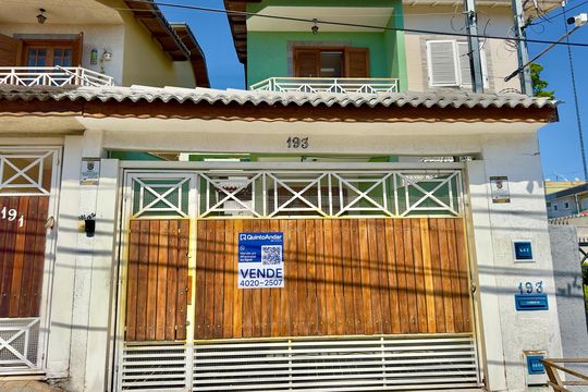 Placas instalada na fachada do imóvel  de casa para alugar com 4 quartos, 167m² em Jardim Vila Galvao, Guarulhos