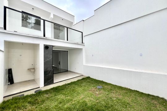 Quintal de casa à venda com 3 quartos, 160m² em Santa Branca, Belo Horizonte