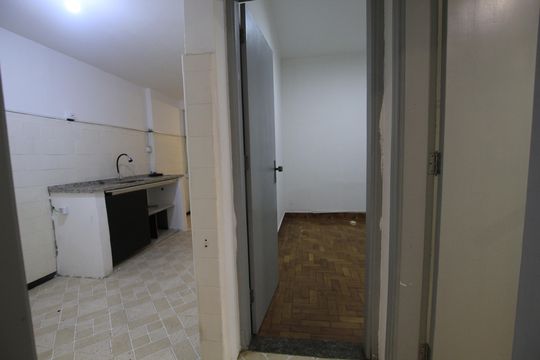 Corredor de casa para alugar com 3 quartos, 243m² em Jardim da Gloria, São Paulo