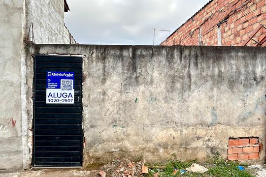 Placa instalada na fachada do imóvel  de casa para alugar com 2 quartos, 90m² em Jardim Nova Cidade, Guarulhos