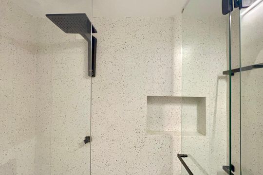 Banheiro de kitnet/studio para alugar com 1 quarto, 25m² em Pinheiros, São Paulo