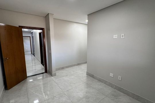 Quarto 1  de casa à venda com 3 quartos, 200m² em Colônia Agrícola Samambaia, Brasília