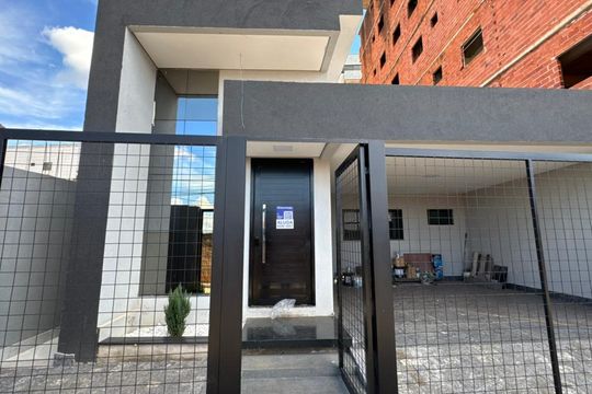 Fachada  de casa à venda com 3 quartos, 200m² em Colônia Agrícola Samambaia, Brasília
