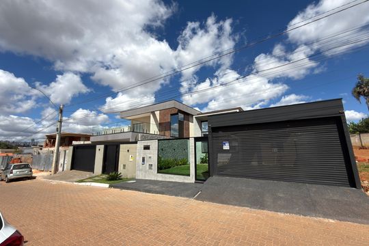 Fachada  de casa de condomínio à venda com 3 quartos, 248m² em Setor Habitacional Vicente Pires, Brasília