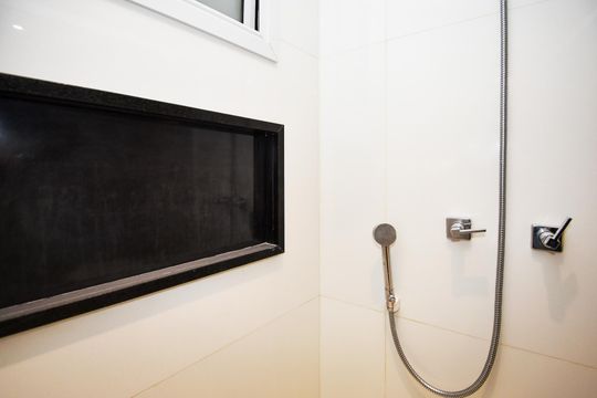 banheiro corredor de apartamento para alugar com 3 quartos, 178m² em Jardim Paulistano, São Paulo