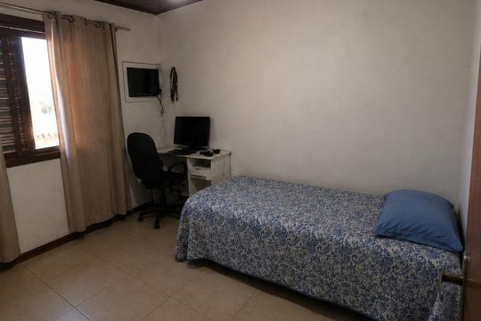 Quarto 1 de casa para alugar com 3 quartos, 240m² em Santa Rosa de Lima, Porto Alegre