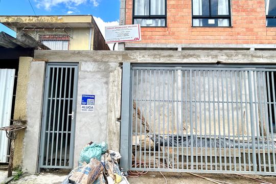 Placa instalada na fachada do imóvel  de kitnet/studio para alugar com 1 quarto, 34m² em Vila Galvão, Guarulhos