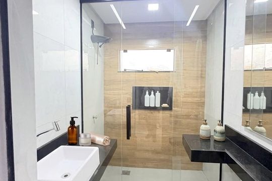 Banheiro da Suíte de casa à venda com 3 quartos, 360m² em Residencial Centerville, Goiânia