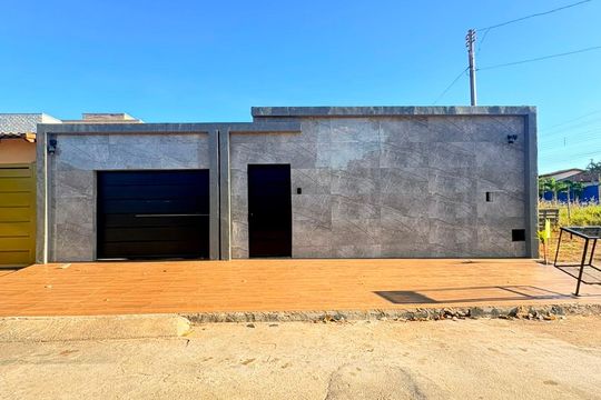 Fachada de casa à venda com 3 quartos, 360m² em Residencial Centerville, Goiânia