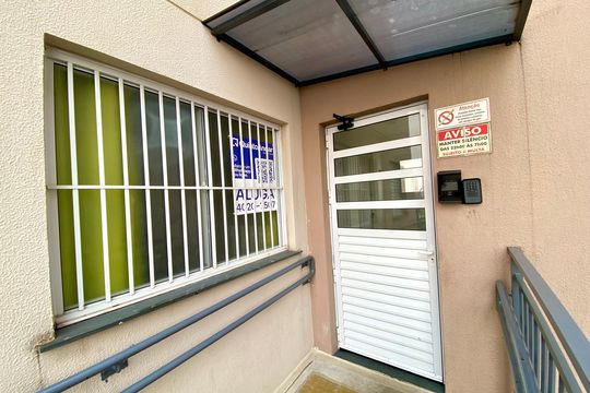 Placa instalada na fachada do imóvel  de apartamento para alugar com 2 quartos, 100m² em Vila Alzira, Guarulhos