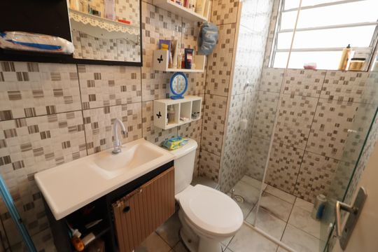 Banheiro de apartamento à venda com 2 quartos, 44m² em São Pedro, Osasco