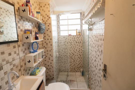 Banheiro de apartamento à venda com 2 quartos, 44m² em São Pedro, Osasco