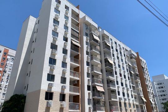 Fachada do bloco de apartamento para alugar com 2 quartos, 60m² em Anil, Rio de Janeiro