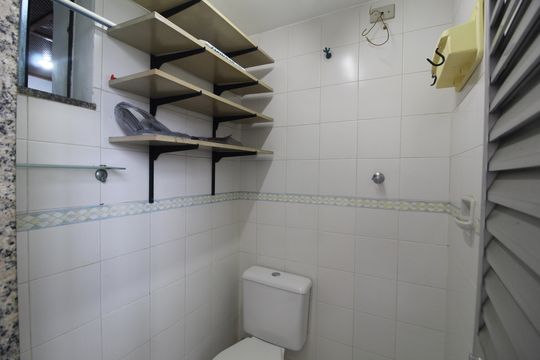 Banheiro de Serviço de apartamento para alugar com 2 quartos, 62m² em Tanque, Rio de Janeiro