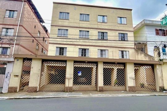 Placa instalada na fachada do imóvel  de apartamento à venda com 2 quartos, 60m² em Vila Galvão, Guarulhos