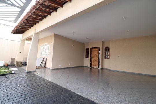 Garagem de casa para alugar com 4 quartos, 200m² em Santa Mônica, Uberlândia