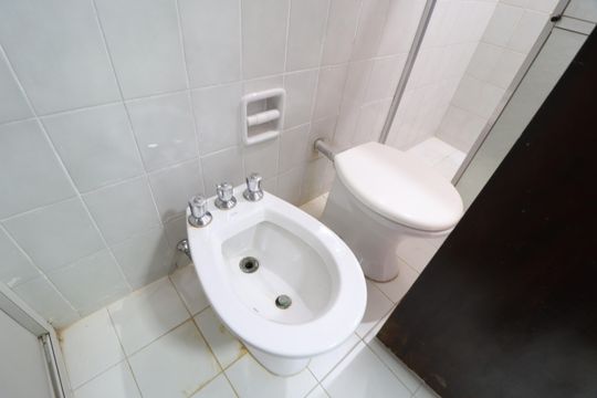 Banheiro Social 1 de casa para alugar com 3 quartos, 431m² em Umuarama, Uberlândia