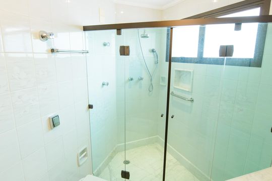 Banheiro da Suíte 1 de apartamento para alugar com 4 quartos, 250m² em Jardim das Nações, Taubaté