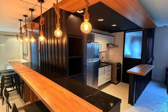 Cozinha de apartamento para alugar com 1 quarto, 55m² em Pinheiros, São Paulo