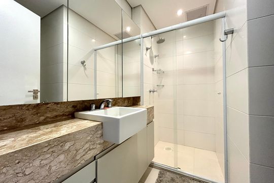 Banheiro  de apartamento para alugar com 1 quarto, 56m² em Centro, Florianópolis