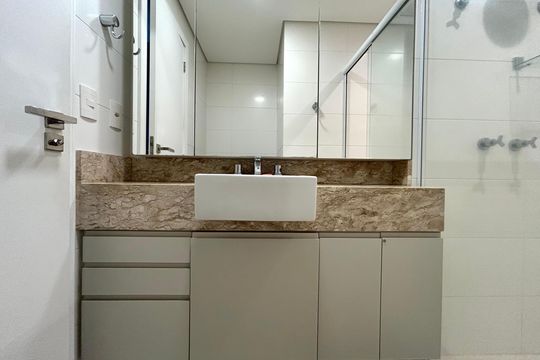 Banheiro  de apartamento para alugar com 1 quarto, 56m² em Centro, Florianópolis
