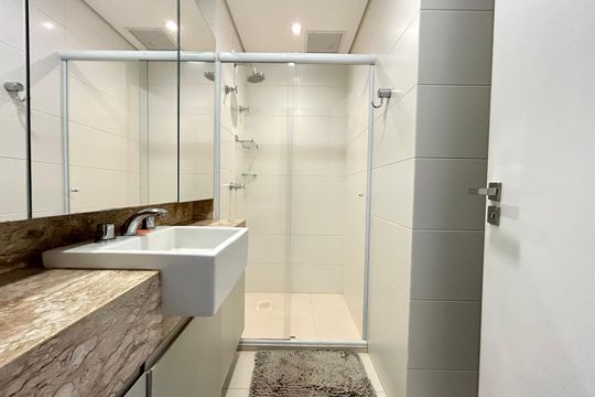Banheiro  de apartamento para alugar com 1 quarto, 56m² em Centro, Florianópolis