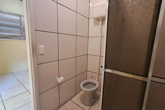 Banheiro de kitnet/studio para alugar com 1 quarto, 40m² em Quarteirão Ingelheim, Petrópolis