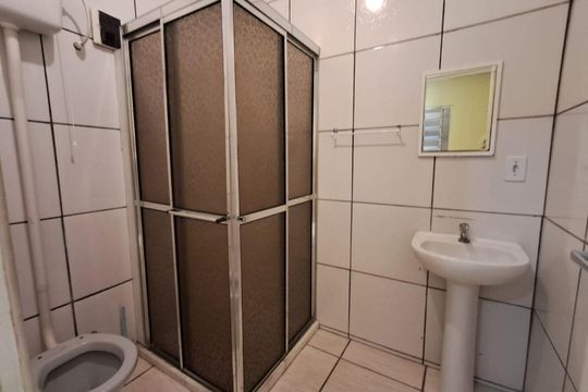 Banheiro de kitnet/studio para alugar com 1 quarto, 40m² em Quarteirão Ingelheim, Petrópolis