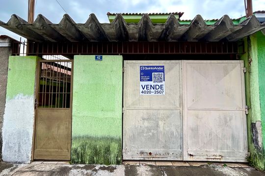 Placa instalada na fachada do imóvel  de casa à venda com 3 quartos, 125m² em Jardim Santa Barbara, Guarulhos