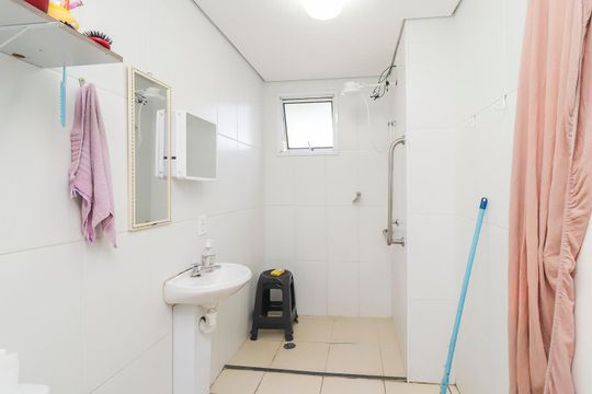 Banheiro de apartamento à venda com 2 quartos, 50m² em Jardim Guaianazes, São Paulo