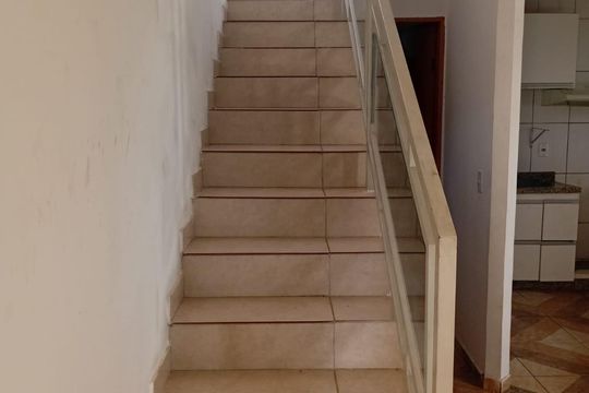 Escada de casa para alugar com 4 quartos, 184m² em Papillon Park, Aparecida de Goiânia