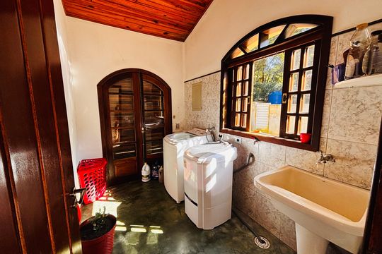 Lavanderia de casa à venda com 4 quartos, 600m² em Portal da Serra, Barueri