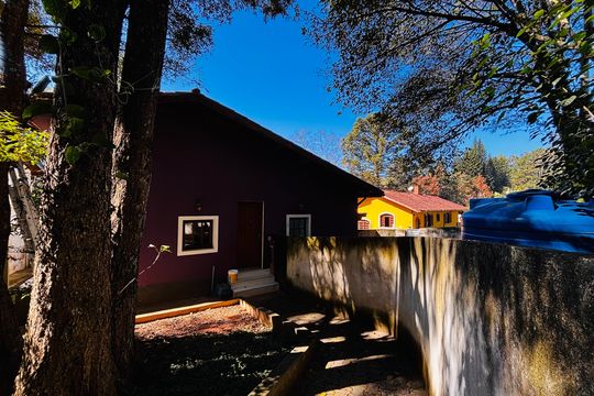 Fachada de casa à venda com 4 quartos, 600m² em Portal da Serra, Barueri