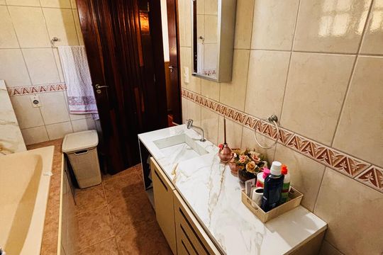 Banheiro de casa à venda com 4 quartos, 600m² em Portal da Serra, Barueri