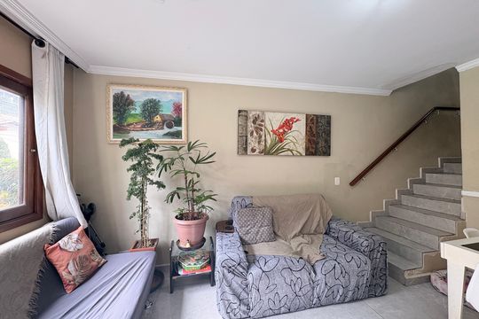Sala de casa de condomínio à venda com 2 quartos, 100m² em Jardim Regina, São Paulo